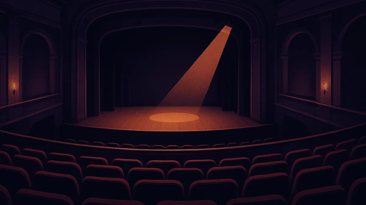 Vista del patio de butacas y los niveles superiores para comparar platea o anfiteatro en el teatro